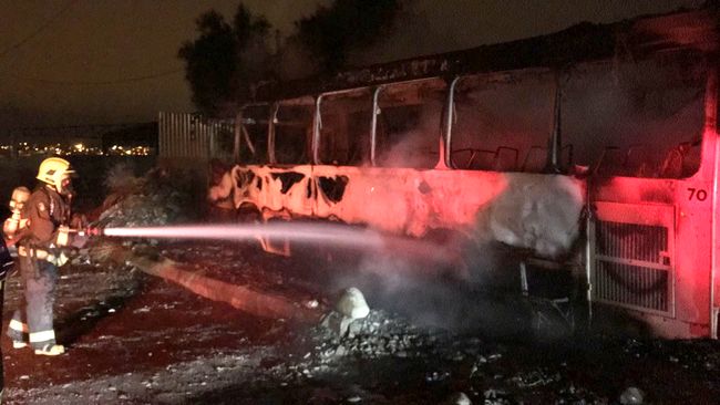 Fuego destruye microbús en las cercanías del recinto de la Revisión técnica