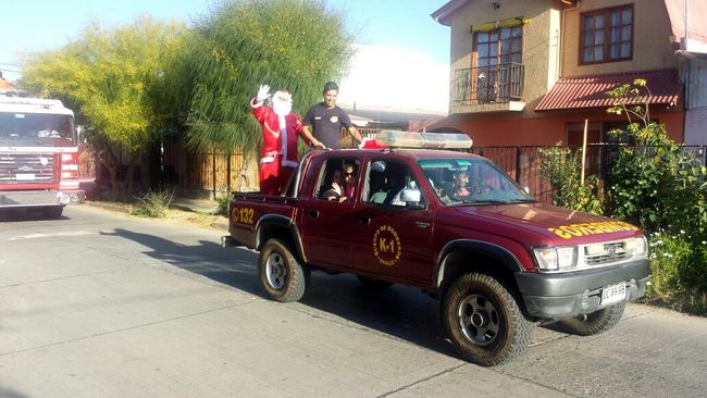 De un alegre paseo por la calles de la ciudad disfrutaron los hijos de Bomberos