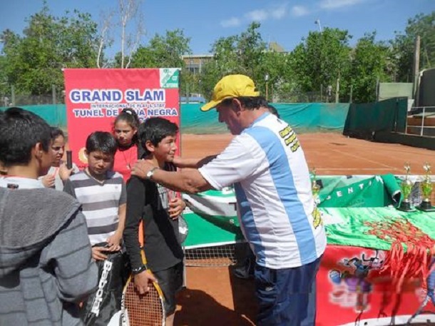 La maravillosa experiencia de niños tenistas de Monte Patria en canchas argentinas