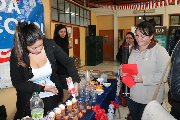 Estudiantes ovallinos celebran Fiestas Patrias con fonda cero alcohol