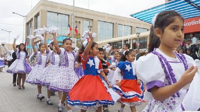 Colorido y alegre homenaje a la Patria rindieron los ovallinos