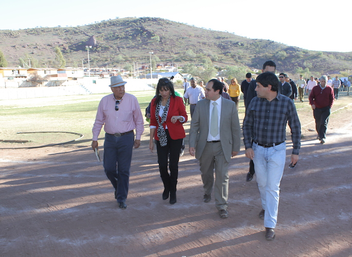 Comprometen gestiones para reparación de estadio en Combarbalá