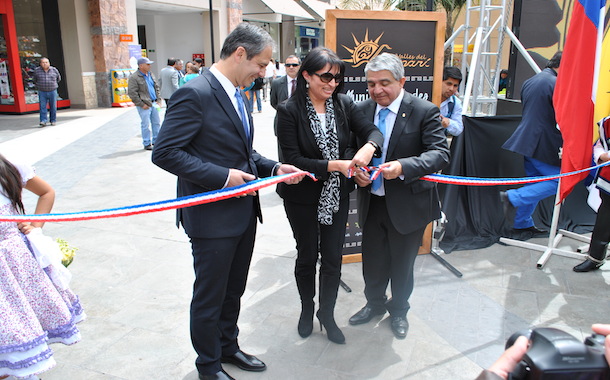 La intendenta Hanne Utreras, el alcalde Claudio Rentería y el Gerente comercial de Open Plaza, Mauricio Ortiz inauguran la Expo Turismo (Foto OvalleHOY.cl)