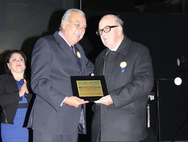 Monseñor Manuel Donoso recibe distinción en aniversario 409 de Monte Patria