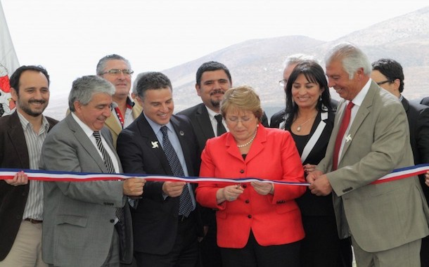 La presidenta Bachelet, junto a Utreras y autoridades provinciales y comunales, inauguran el parque eólico Los Cururos (Foto: Cedida)