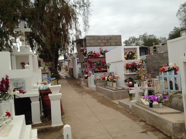 Deudos llegaron en gran número a visitar a sus familiares en cementerios de Combarbalá