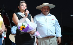 La reina junto al alcalde Pedro Valdivia (Foto: Cedida)