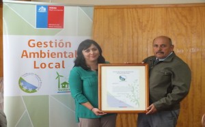 El alcalde Pedro Valdivia recibe la certificación de manos de la seremi Verónica Pinto (foto cedida)
