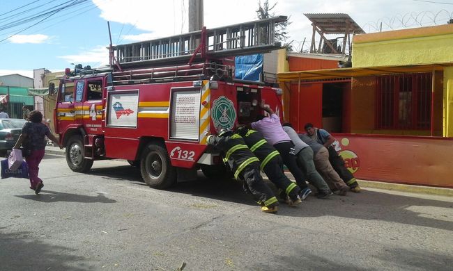 ¡Increíble pero cierto! Bomberos concurrían a incendio y casi se les quemó el carro