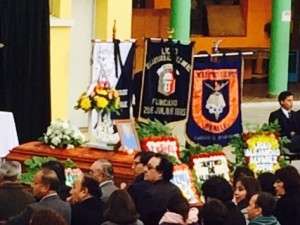 Los tres estandartes de los establecimientos educacionales donde se desempeñó Juan Araya Paz lo acompañaron en su último adiós. (Foto: OvalleHoy.cl)