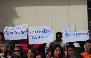 Algunos ciudadanos se manifestaron con carteles protestando por el Estadio (Foto: Cedida)