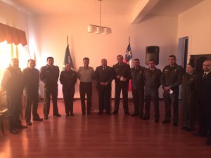 Los 10 uniformados que fueron reconocidos posan junto a los alguaciles (Foto: Cedida)