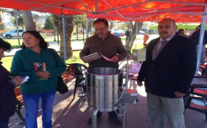 El alcalde de Punitaqui, Pedro Valdivia en el stan de las pasteurizadoras de leche de cabra (Foto Cedida).