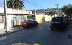 Estacionado en calle Santiago, sobre la acera.