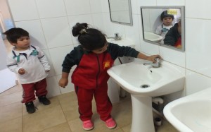 LOs niños reutiñlizan las aguas de los lavamanos (Foto: Cedida)