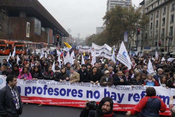 Profesores del Limarí participan en marcha nacional del Magisterio