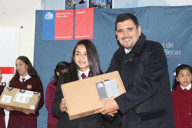 Estudiantes de  7 ° básico podrán tener “pulento” PC: llaman a inscribirse