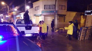 Cuadrilla Municipal trabajando en la calle Benavente para dar solución al problema 