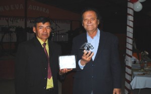 El tesorero Luis García entrega un homenaje al consejero regional Teodoro Aguirre. (Foto: OvalleHOY.cl)