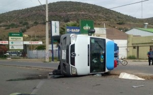 La ambulancia se volcó sobre el costado del conductor (Foto: OvalleHOY.cl) 