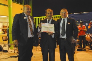 Carlos Valdivia Maldonado, asistente de la Educación de la Escuela Teresita de Los Andes recibe de manos del alcalde su galardón (Foto: OvalleHOY.cl)