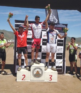 Guillermo Hidalgo en podio con su segundo lugar (polera naranja) 