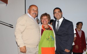 El alcalde Pedro Valdivia y el Seremi Marcelo Salazar junto a una de las certificadas en uso de Hornos Solares (Foto: OvalleHOY.cl)