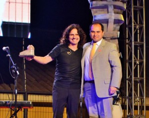 Pablo Herrera recibe un obsequio de manos del alcalfde.
