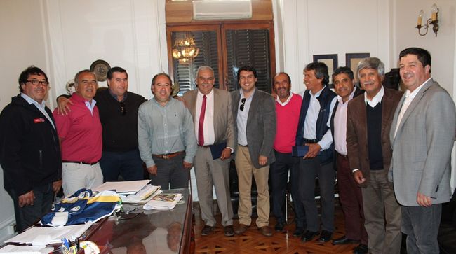Delegación de Provincial Ovalle junto al Presidente de la Tercera División, Martin Hoces, al extremo derecho en la imagen.