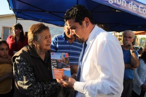 15-11-2015 entrega tarjeta banco de materiales Sotaqui