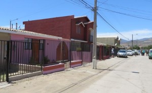 La vivienda de color rosado fue el centro de la atención durante tres horas.