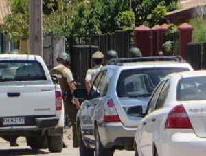 Personal uniformado rodeando la vivienda.