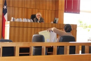 Fiscal Carolina Caballero exhibe en el Juzgado pruebas de la participación del imputado en el crimen.
