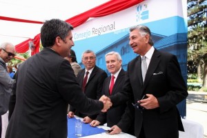 Saludando al consejero limarino, Alberto Gallardo.