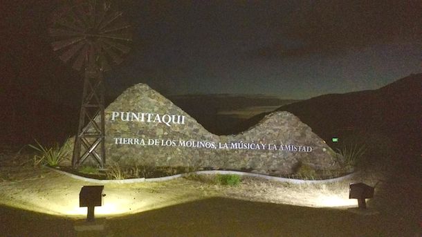 Así se veía el Portal de Bienvenida de noche en la comuna de Los Molinos, La Música y La Amistad (Foto: Cedida).