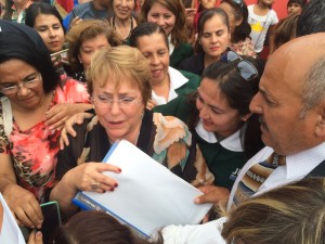 Valdivia entrega por fin la carta a la Presidenta Bachelet (Foto: OvalleHOY.cl)