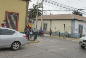 La pareja de la imagen hizo con su coche un peligroso recorrido hasta lograr alcanzar la acera opuesta.