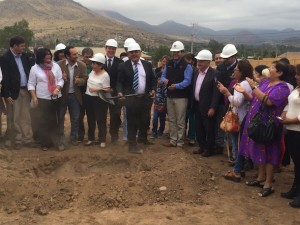 El alcalde Pedro Valdivia bromea mientras se pone la primera piedra del nuevo complejo habitacional (Foto: cedida).