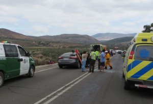 Observen la linea continua en el pavimento que prohibe el adelantamiento en la zona.