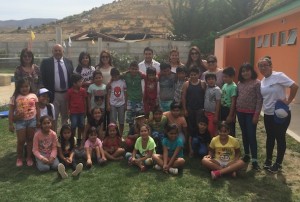 El alcalde Pedro Valdivia y las autoridades de Junaeb, con los niños y monitores de la Escuela de Verano de Punitaqui (Foto: Cedida)