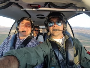 El Gobernador volando junto al empresario y socio del Club Aéreo, Roberto Dabed (Foto: Cedida) 