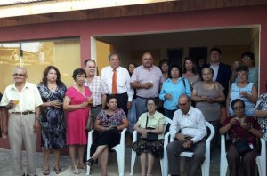 Los vecinos y vecinas junto al alcalde Pedro Valdivia y las autoridades disfrutan de un cóctel de celebración (Foto: Cedida)