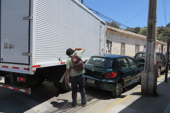 Problema repetido: Vehículos mal estacionados causan congestión en calles céntricas
