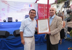 Manuel Bonifaz entrega un reconocimiento a nuestro director, Mario Banic.