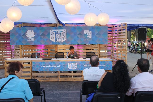 Leonel Lienlaf cautiva a visitantes de la feria del Libro de Ovalle