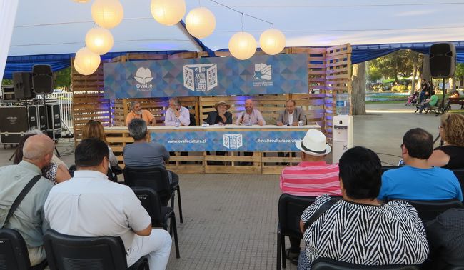 Con mesa de diálogo sobre las “visiones de Gabriela Mistral” sigue esta noche la Feria del Libro