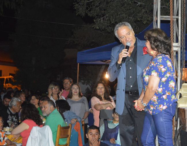 El “Pollo” Fuentes le cantó a los enamorados en Combarbalá