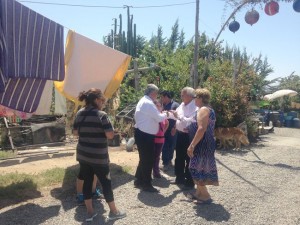 Alcalde Rentería conversa con miembros de la familia afectada.