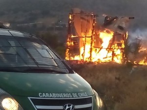 Incendio en la ribera del río / foto de archivo.