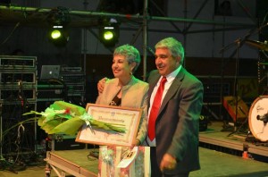 Marta Osorio, una de las distinguidas por el alcalde Claudio Rentería.